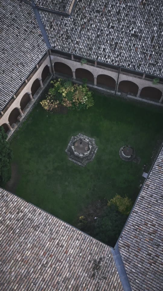 Riprese drone di un chiostro storico dall'alto