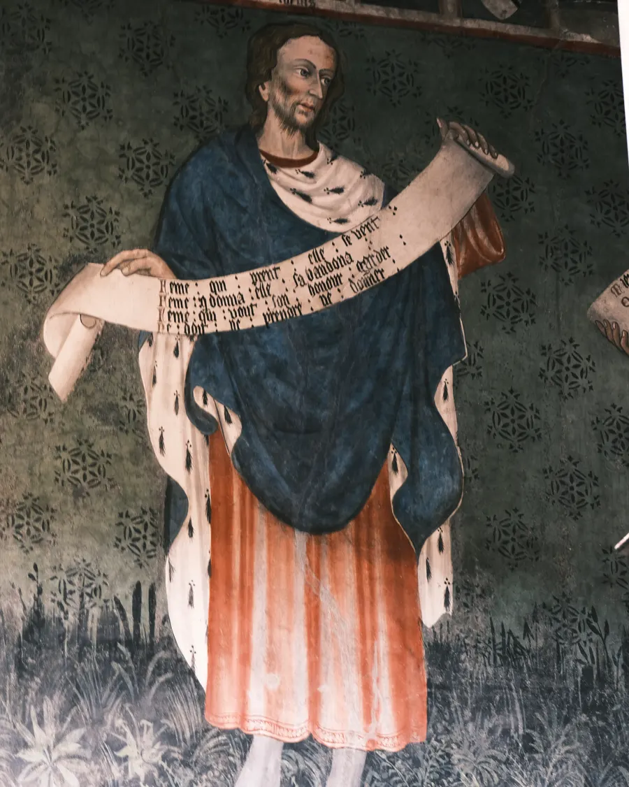 Affresco con una figura in mantello blu che regge un cartiglio
