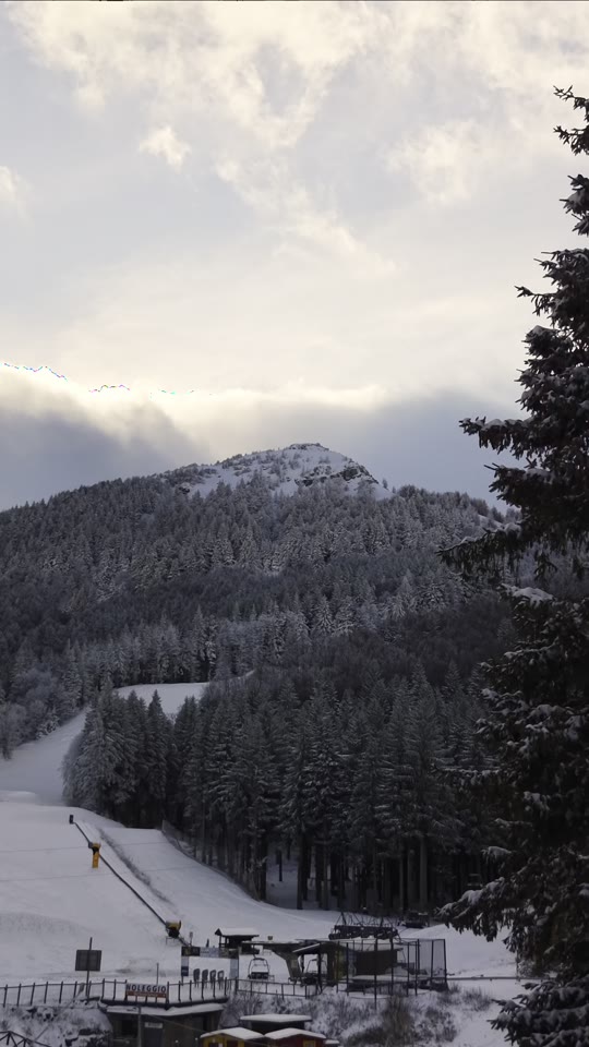 Paesaggi invernali sull'Appennino: boschi innevati e lago ghiacciato